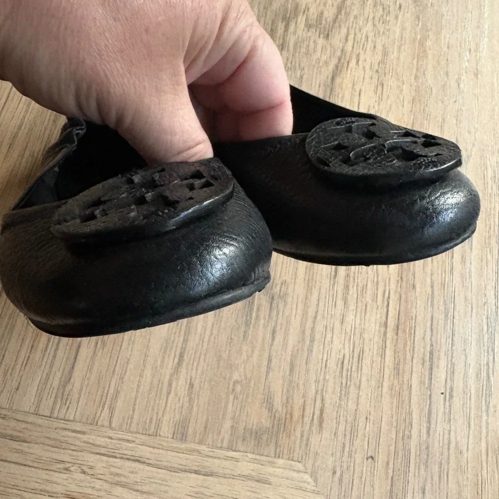 $225 TORY BURCH Reva Ballet Flats Pebbled Leather Logo Medallion Black SZ 6M EUC